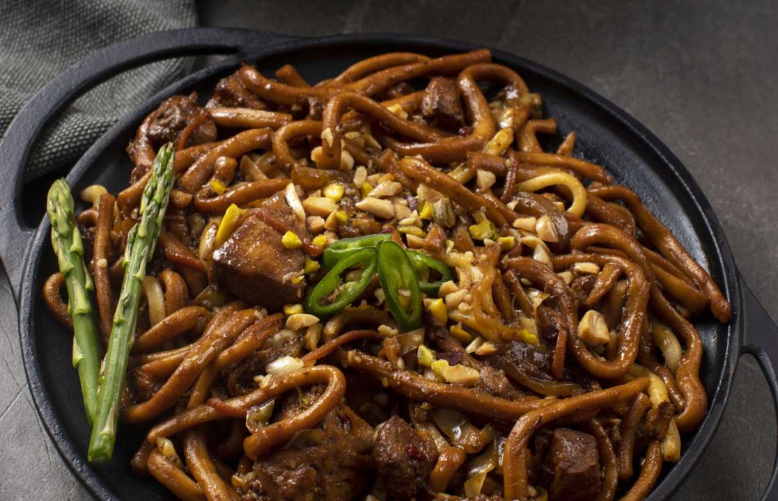 Пошаговый рецепт удона с мясом и овощами / Фото: Freepik Пошаговый рецепт удона с мясом и овощами / Фото: Freepik
