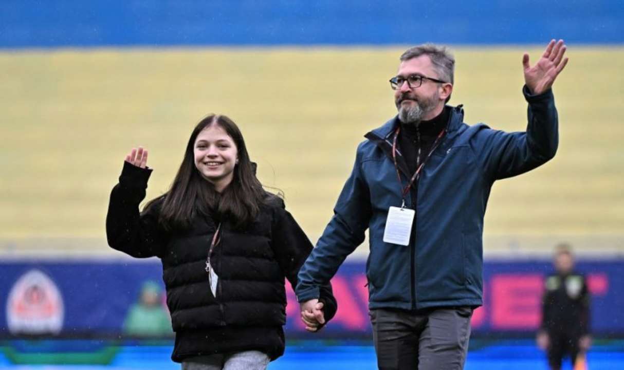Несокрушимая Яна: 13-летняя украинка, потерявшая обе ноги, выполнила первый удар матча Шахтер – Заря