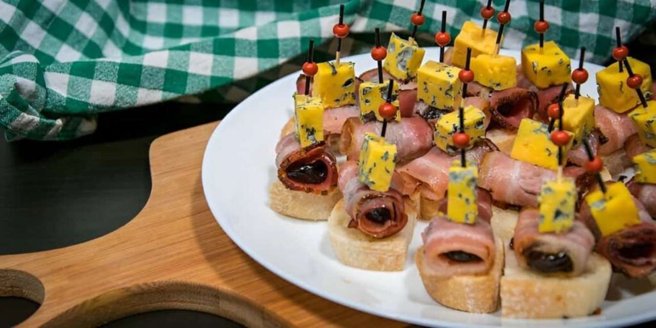 Красивая новогодняя закуска: канапе с беконом и черносливом