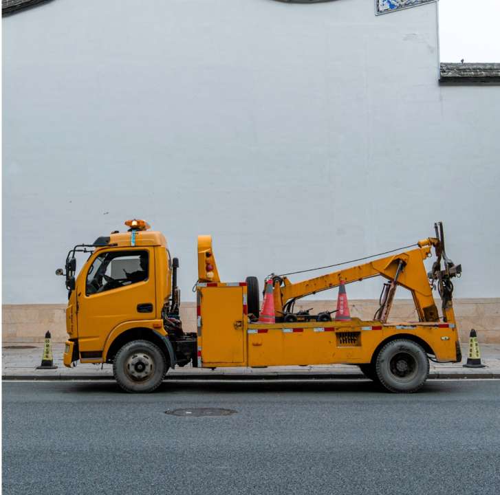 С улицы на выставку: в Италии убрали автомобиль, который припарковали на тротуаре 47 лет назад