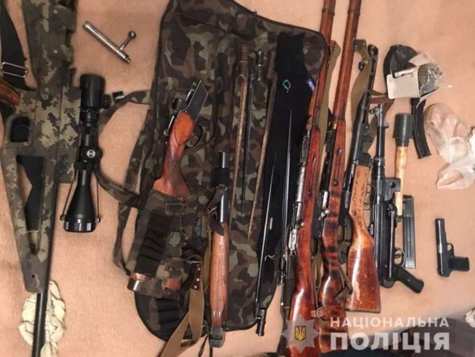 Волынский рэмбо. Полиция изъяла у жителя города Луцк винтовки, ножи и пистолет