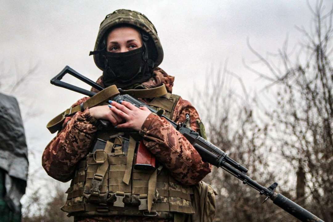 В Украине женщин определённых профессий обязали становится на военный учет/Фото: штаб ООС Женщина