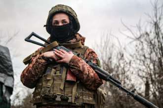 В Украине женщин определённых профессий обязали становится на военный учет/Фото: штаб ООС Женщина