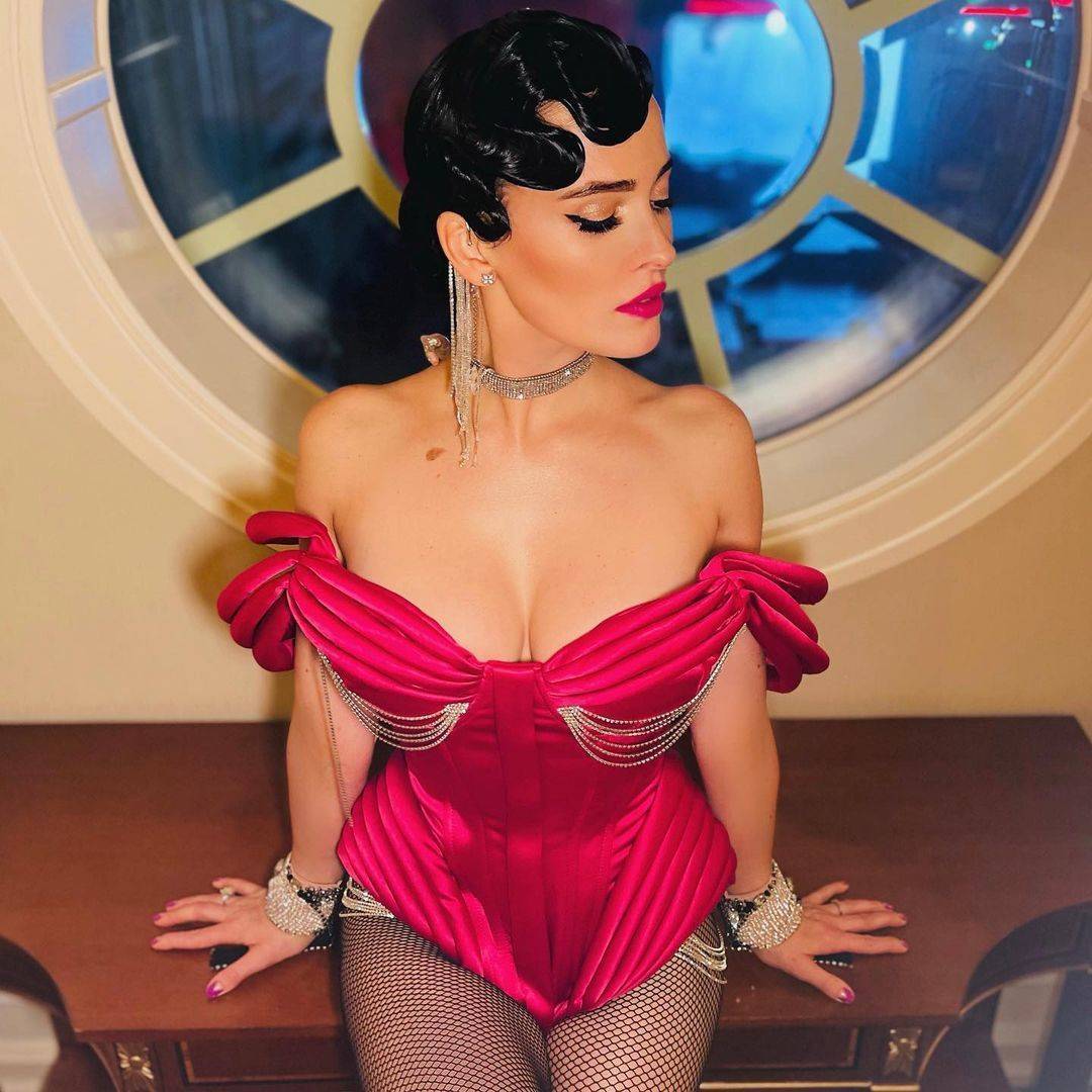 Даша Астафьева поделилась снимками в розовом корсете/Фото: Instagram Даша Астафьева поделилась снимками в розовом корсете