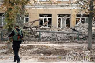 Рашисты ударили по Кураховской гимназии №2/Фото: Национальная полиция Рашисты ударили по Кураховской гимназии №2/Фото: Национальная полиция
