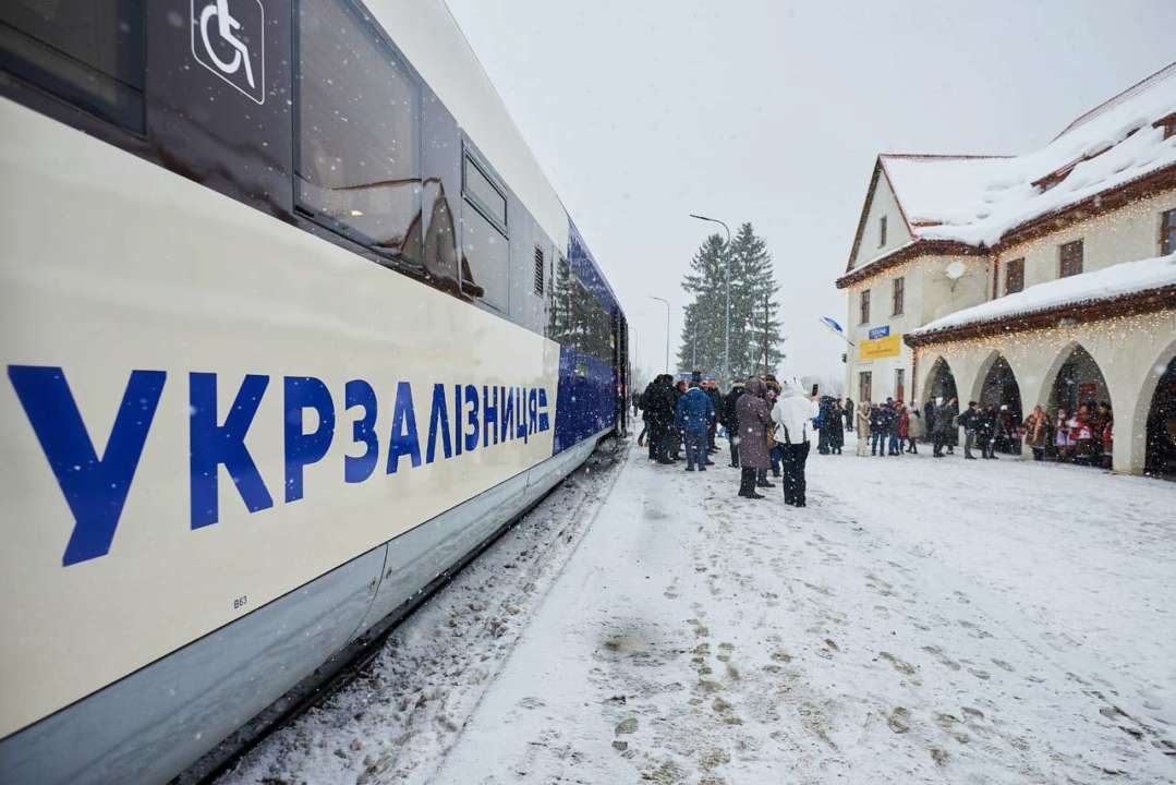 У результаті обстрілів росіянами Херсонщини, було пошкоджено залізничне полотно/Фото: Укрзалізниця Потяг до Херсону не їде: під час ранкового обстрілу пошкоджено залізничне полотно
