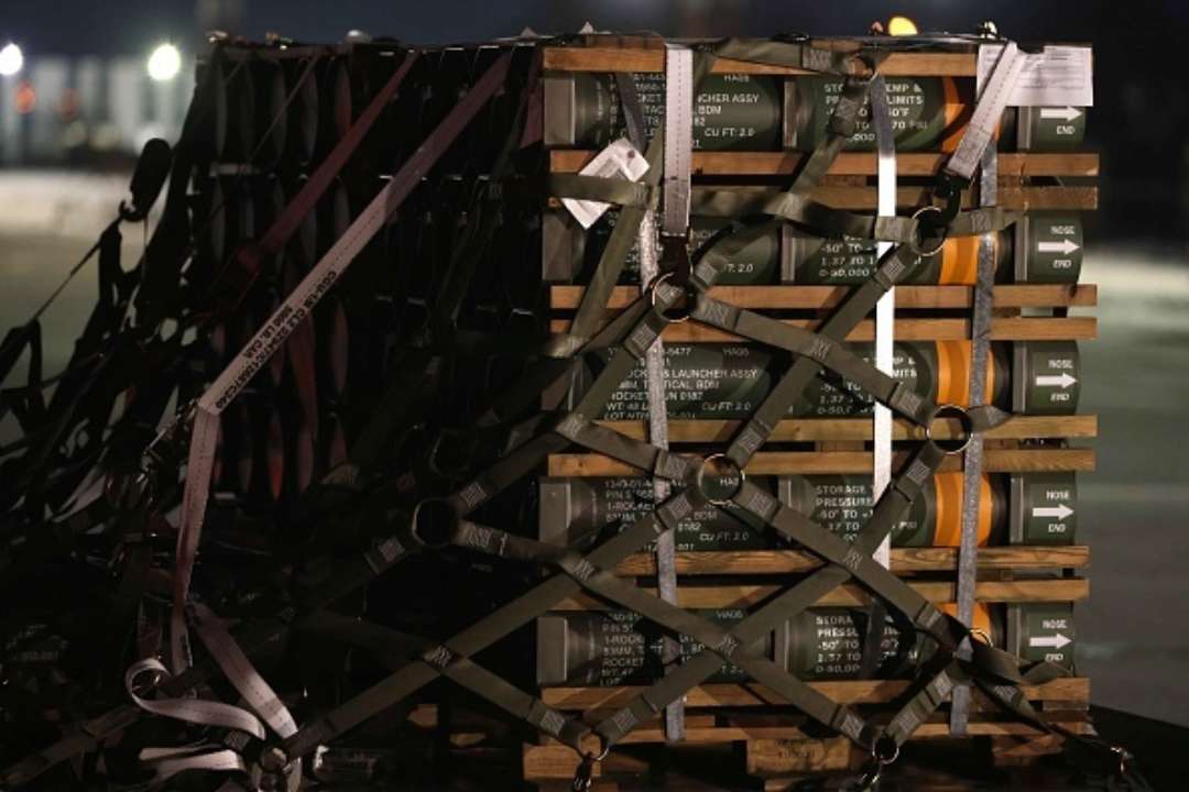 Специалисты Минобороны проинформировали иностранных коллег о порядке учета полученного от стран ЕС имущества/Фото: Sean Gallup/Getty Images Минобороны обсудило с представителями ЕС мониторинг учета оружия и военного имущества от Евросоюза