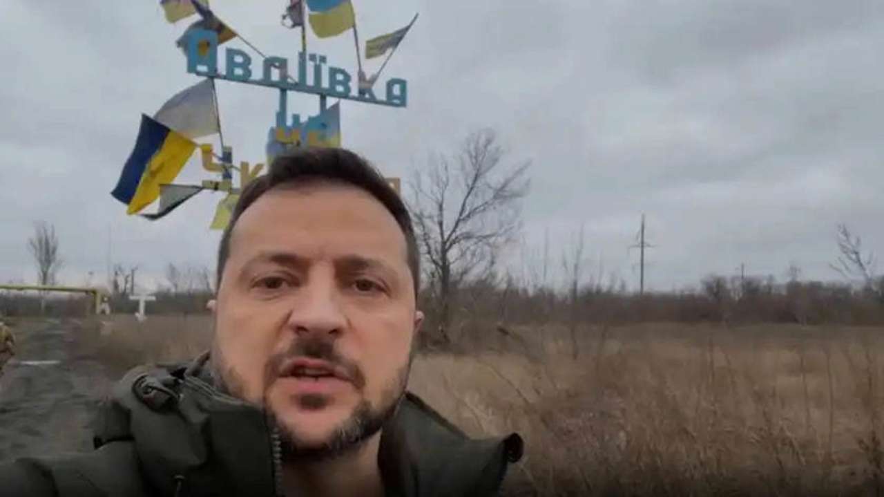 Зеленский посетил передовые позиции украинских войск в Авдеевке