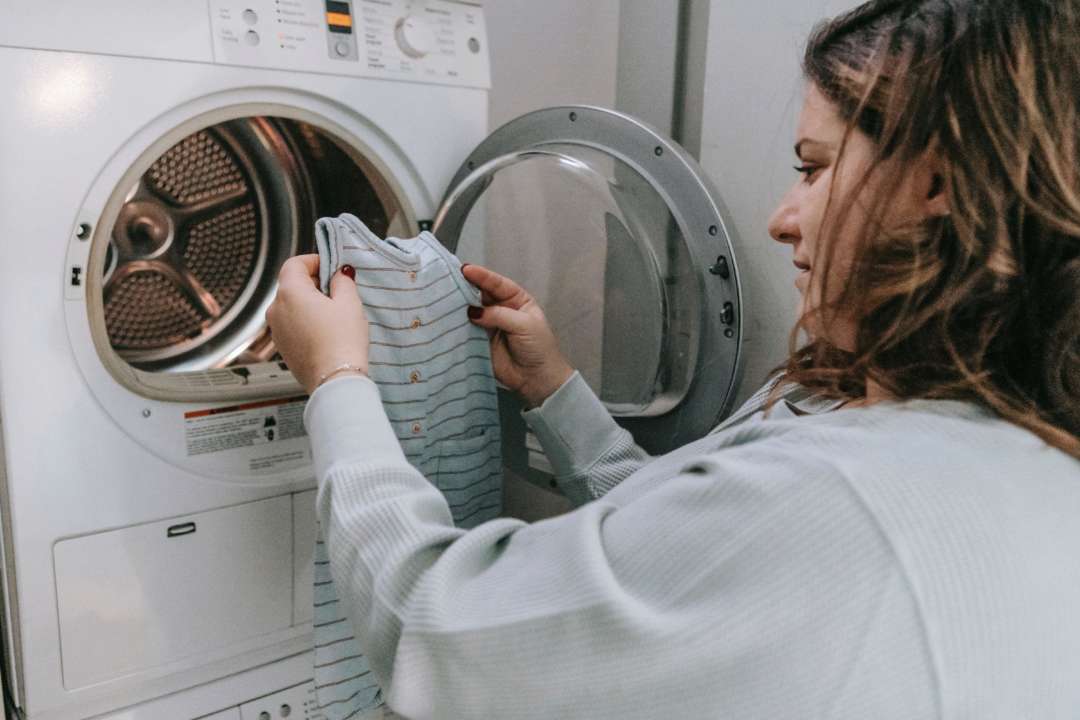 Как спасти вещи, которые покрасились во время стирки/Фото: Рexels Что делать, если одежда покрасилась во время стирки: проверенные лайфхаки