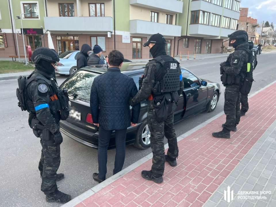 Во Львовской области чиновник требовал у волонтера взятку/Фото: ДБР