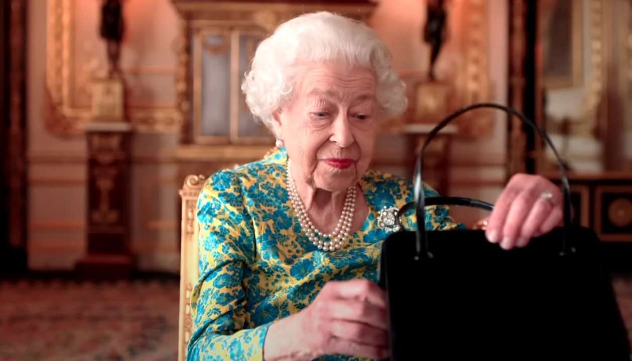 Елизавета II снялась в комедийном ролике. Фото: Скриншот с видео 70-летнее правление Елизаветы II