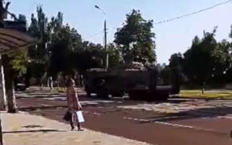 По Мариуполю в сторону Запорожской области двигалась большая колонна техники рф/Фото: скрин По Мариуполю в сторону Запорожской области двигалась большая колонна техники рф