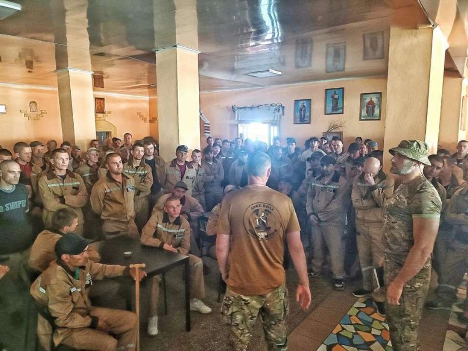 К заключенным обращаются на максимально понятном языке