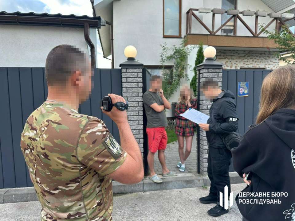 ГБР разоблачило экс-налоговика Житомирщины, который два года незаконно получал зарплату, изображая из себя защитника / Фото: ГБР ГБР разоблачило экс-налоговика Житомирщины, который два года незаконно получал зарплату, изображая из себя защитника / Фото: ГБР