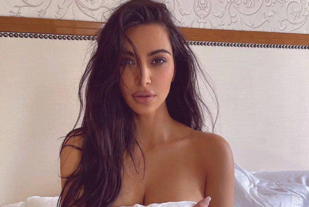 instagram.com/kimkardashian Кім Кардаш'ян викликала фурор знімками в крихітному бікіні