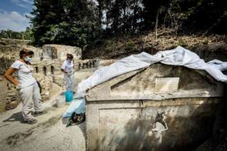 Фото: Pompeii - Parco Archeologico (Facebook) В Помпеях археологи раскопали древнюю гробницу с полумумифицированным телом. Фото