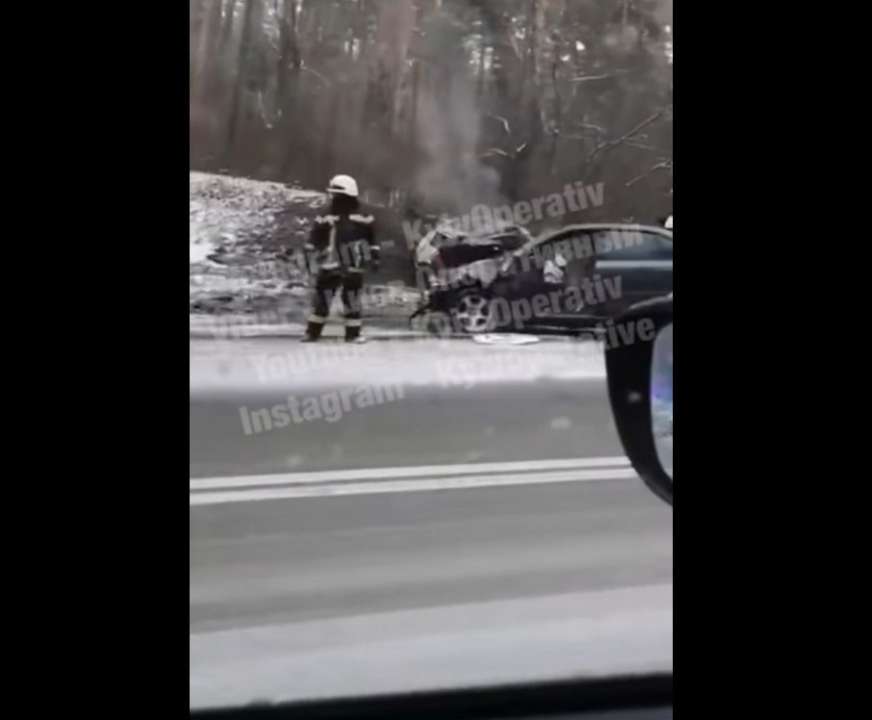 На Старообухівській трасі спалахнув автомобіль. Фото: Скріншот із відео "Kyiv Operative" ДТП під Києвом