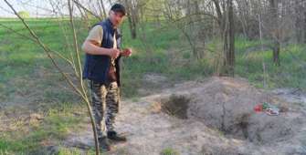 Українець вибрався з могили після того, як його розстріляли окупанти/Фото: скріншот з відео Відео