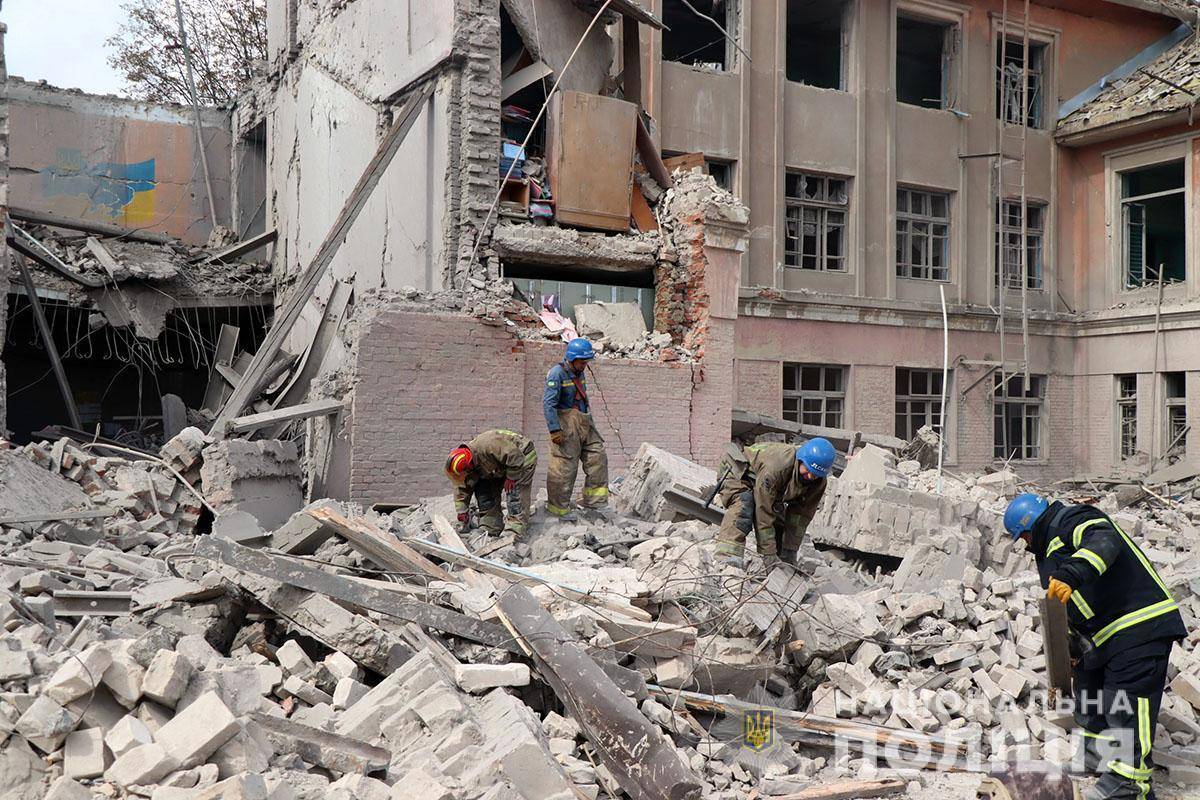 Рашисты ударили по Кураховской гимназии №2/Фото: Национальная полиция Рашисты ударили по Кураховской гимназии №2/Фото: Национальная полиция