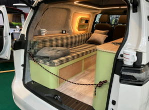Фото: Alpincamper Немцы превратили электрический Volkswagen ID. Buzz в миниатюрный дом на колесах. Фото