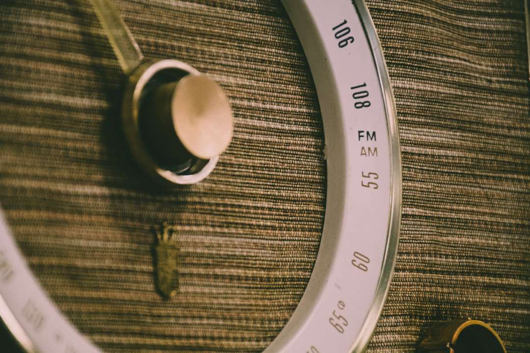 Фото с pexels.com Случаев трансляции русскоязычных песен на 14 общенациональных радиостанциях не обнаружено