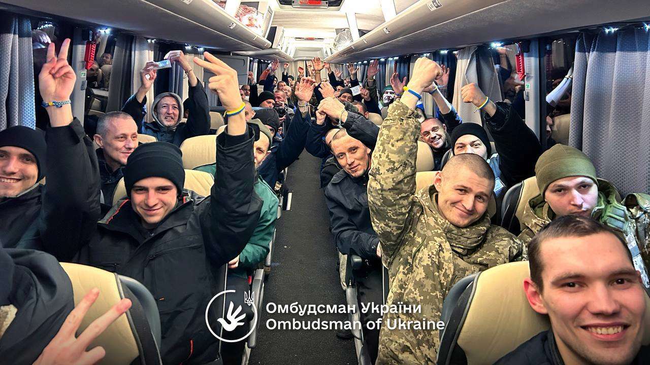 Из плена вернули еще 189 украинцев: это защитники Азовстали, Мариуполя, ЧАЭС, острова Змеиного