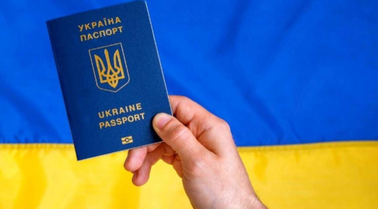 В Україні спростили процедуру одержання паспорта. Фото: Shutterstock Отримати закордонний паспорт в Україні