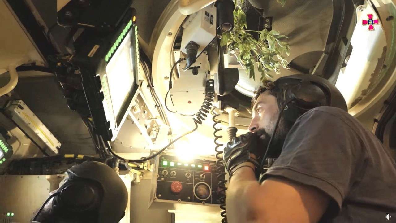 Украинские военные активно применяют польские САУ "Краб"/Фото: видеоскрин Эффективно уничтожают врагов: Залужный показал работу польских САУ "Краб"