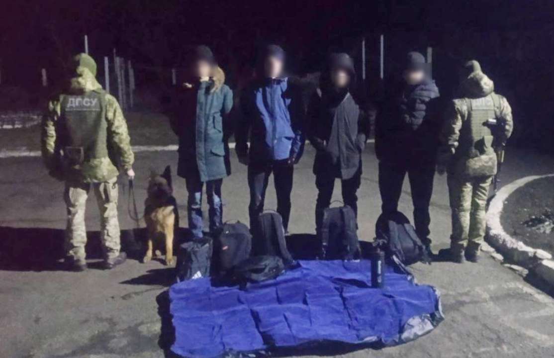 Намагалися потрапити на надувному матраці за кордон: ДПСУ затримала ухилянтів
