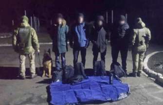 Ухилянти хотіли переплисти на надувному матраці через річку до Румунії/Фото: ДПСУ Намагалися потрапити на надувному матраці за кордон: ДПСУ затримала ухилянтів
