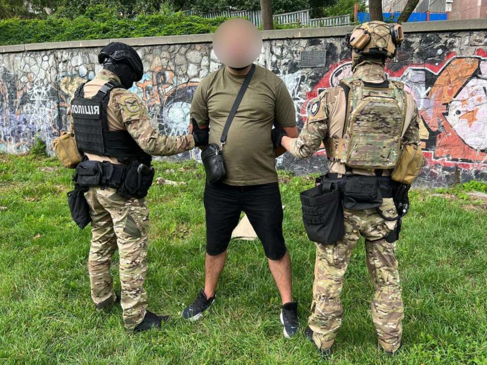 У Києві водій заблокував проїзд кареті швидкої, у якій перевозили дитину / Фото: Telegram-канали У Києві водій заблокував карету швидкої, у якій була 2-річна дитина. Відео