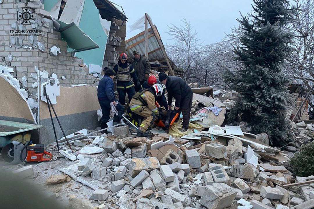 Зеленский заявил, что четыре человека погибли в результате утренней атаки рф/Фото: ГСЧС Спасатели разбирают завалы
