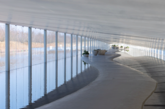 Фото: Arch-Exist/Junya.ishigami+associates У Китаї посеред озера збудували приголомшливий музей протяжністю 1 км. Фото