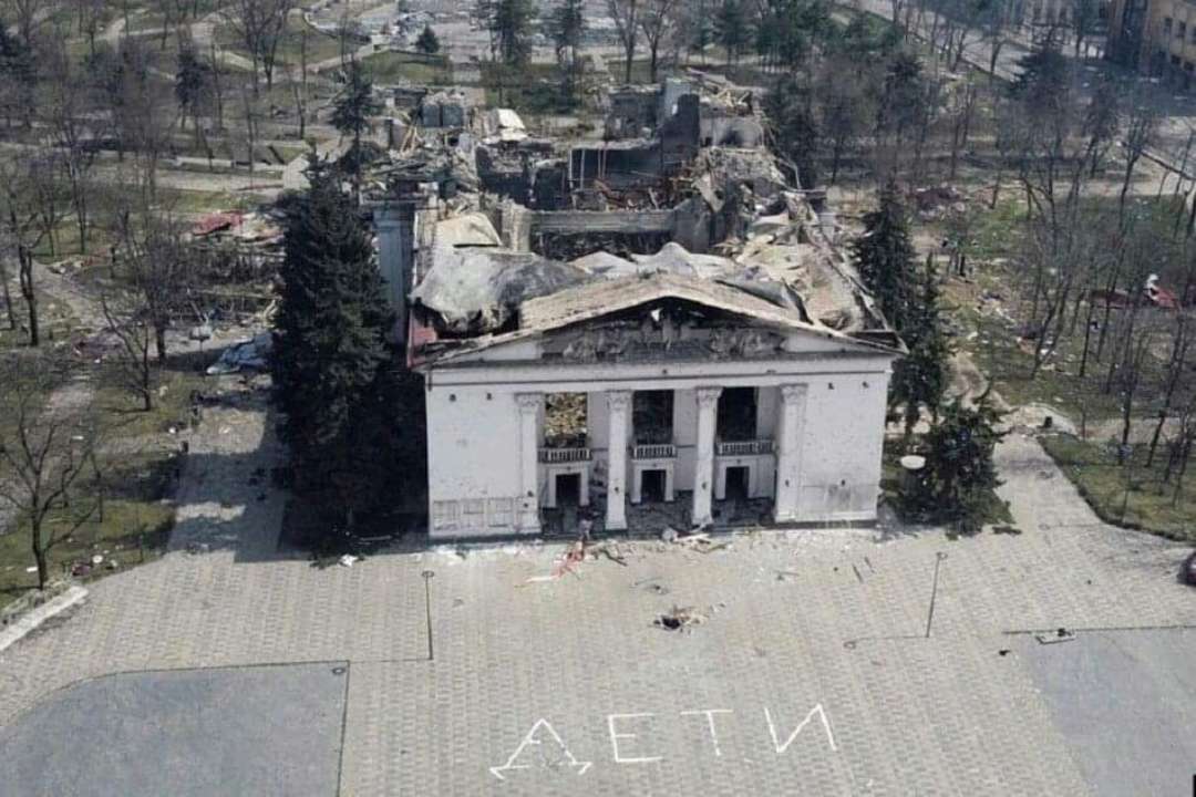 Два роки з дня руйнування росіянами драмтеатру у Маріуполі Два роки з дня руйнування росіянами драмтеатру у Маріуполі