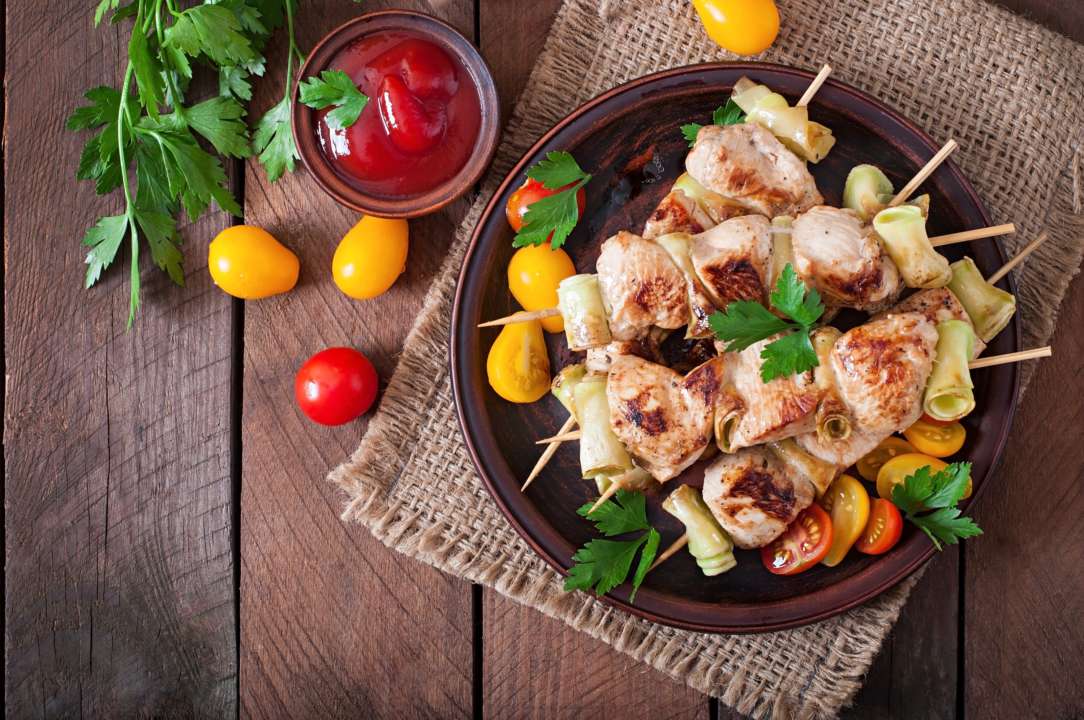 Как приготовить вкусный шашлык из курицы с кабачками / Фото: Freepik