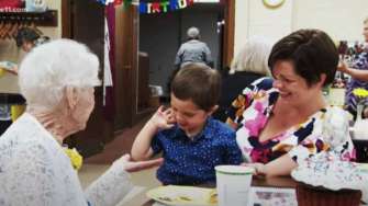 Фото: YouTube KARE 11 2-летний мальчик и 100-летняя бабушка стали лучшими друзьями