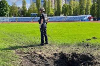 У Харкові окупанти обстріляли парк та стадіон/Фото: поліція та ДСНС У Харкові окупанти обстріляли парк та стадіон