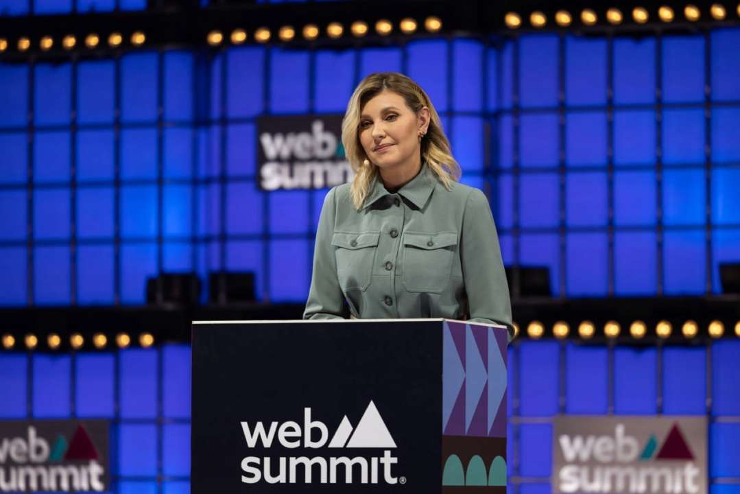 В изысканном костюме и оливковых туфлях: Зеленская открыла Web Summit 2022 в Лиссабоне