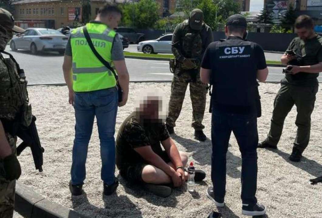 Керівник благодійної організації допомагав чоловікам призовного віку виїжджати за кордон / Фото: facebook.com/UA.KyivPolice Керівник благодійної організації допомагав чоловікам призовного віку виїжджати за кордон
