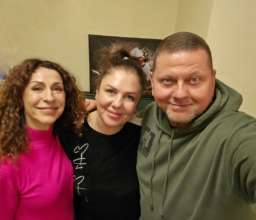Надежда Матвеева с Валерием Залужным и его женой / Фото: instagram.com/nadezhda_matveeva_nadya Встреча с семьей Залужных, посвященная благотворительности и поддержке военных