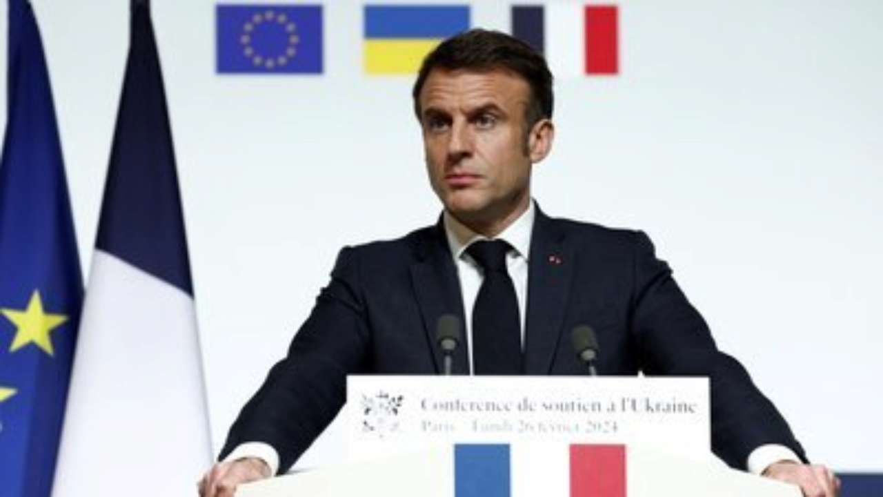 Макрон заявив, що не має наміру йти у відставку в разі вотуму недовіри уряду/Фото: AP Макрон заявив, що не має наміру йти у відставку в разі вотуму недовіри уряду