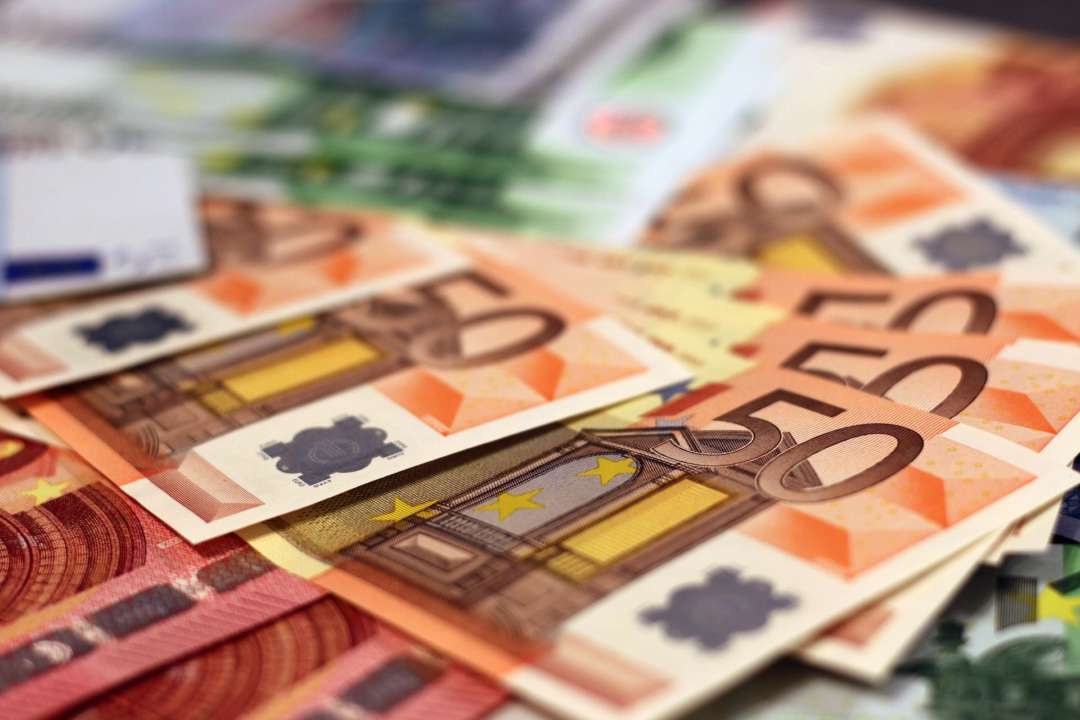 Официальный курс евро упал до минимума за последние 10 месяцев
