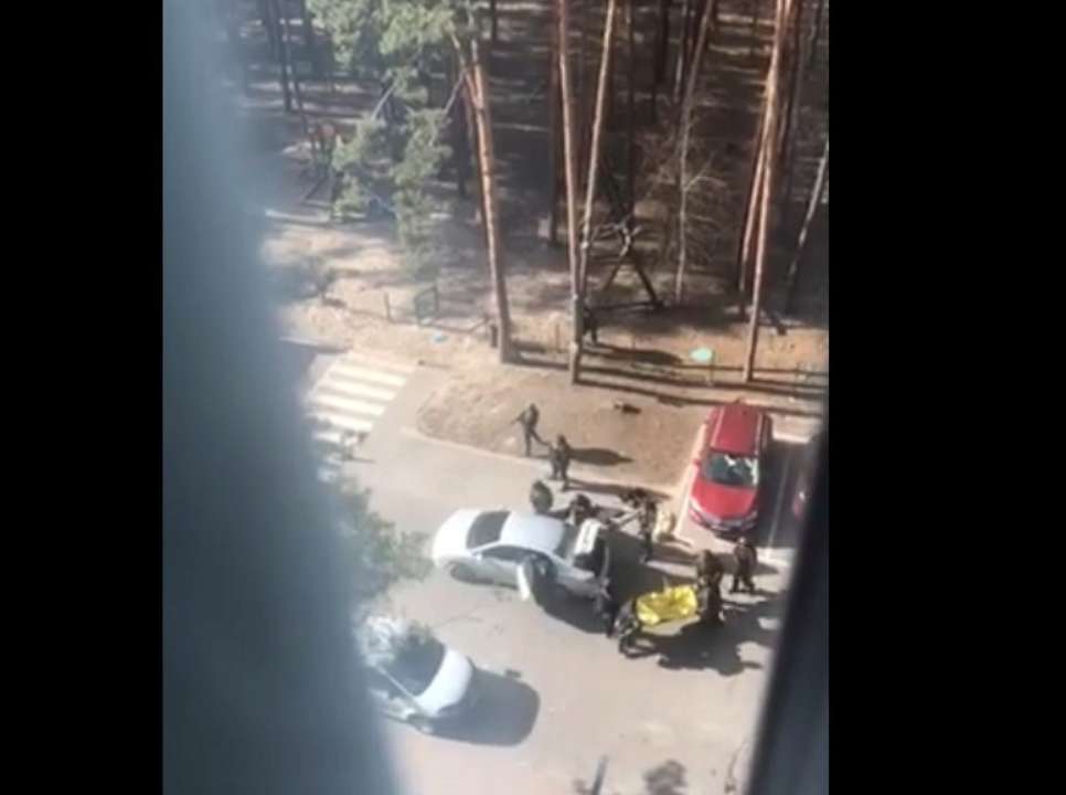 В Україні військові РФ готують провокації Фото: Скріншот У Гостомелі десантники перевдягаються в українських військових