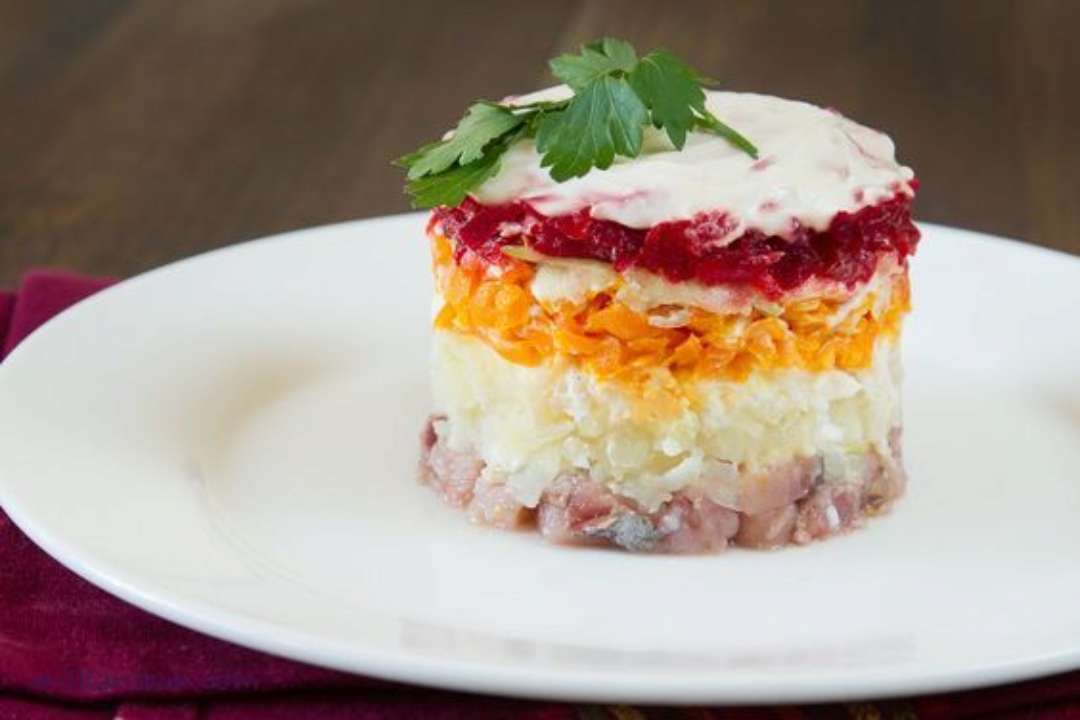 Незвичайний рецепт оселедця під шубою/Фото: pinterest Замість картоплі – гранат: оригінальний рецепт оселедця під шубою до Нового року
