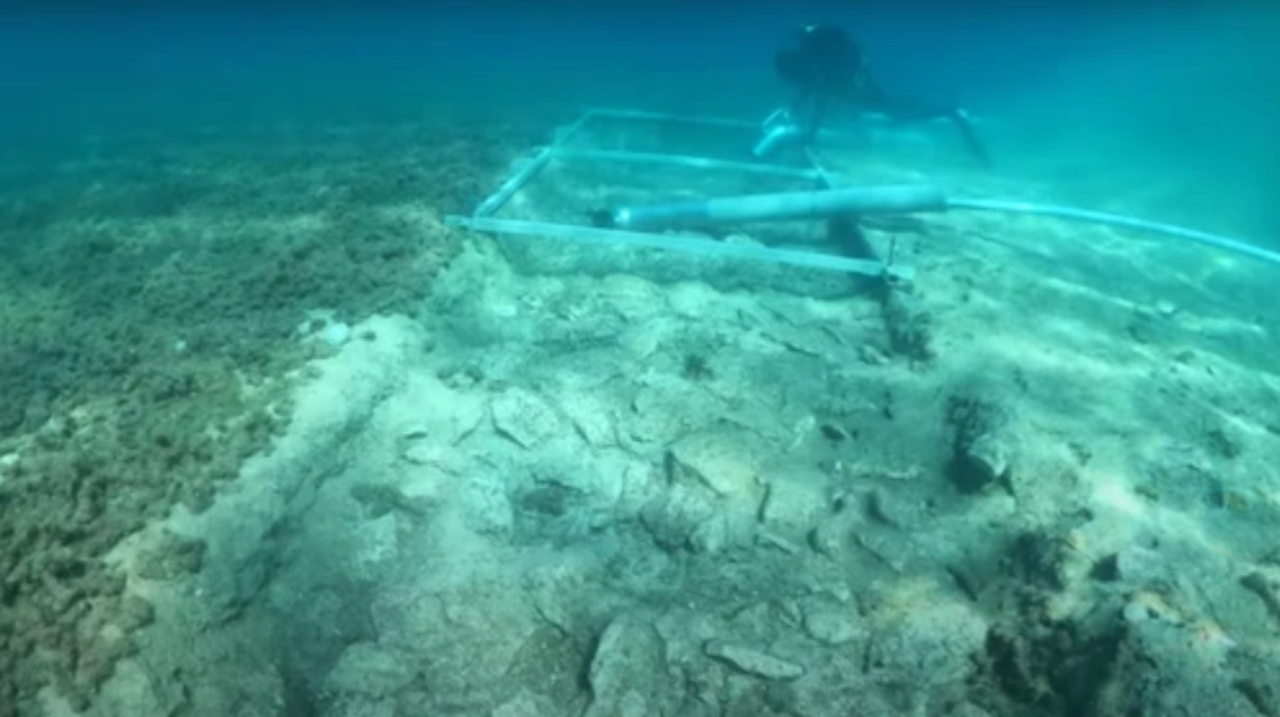 В Хорватии археологи обнаружили на морском дне древнюю дорогу/Кадр с видео на YouTube Дайвер исследует древнюю дорогу