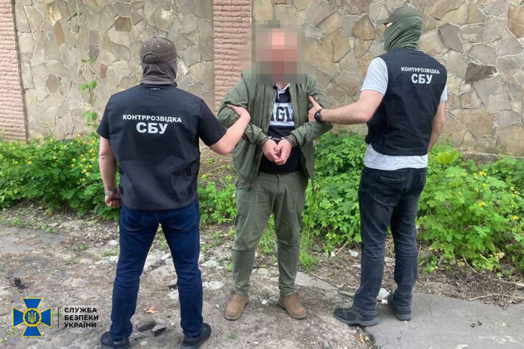 СБУ задержала наводчика российских ракет на заводы Николаева/Фото: СБУ СБУ задержала наводчика российских ракет на заводы Николаева/Фото: СБУ