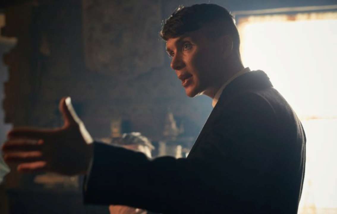 Netflix официально подтвердил съемки фильма "Острые козырьки"/Кадр из сериала "Острые козырьки"/Netflix Киллиан Мерфи вернется к роли Томаса Шелби в полнометражном фильме "Острые козырьки"