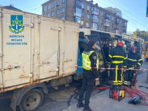 В результате ДТП с участием грузовика и маршрутки в Киеве госпитализированы 6 человек/Фото: kyiv_pro_office Одна из пострадавших в ДТП с маршруткой в Киеве умерла по дороге в больницу