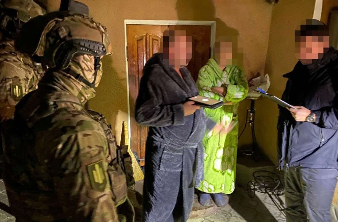 Працівники ДБР із затриманим/Фото: telegram Працівники ДБР із затриманим