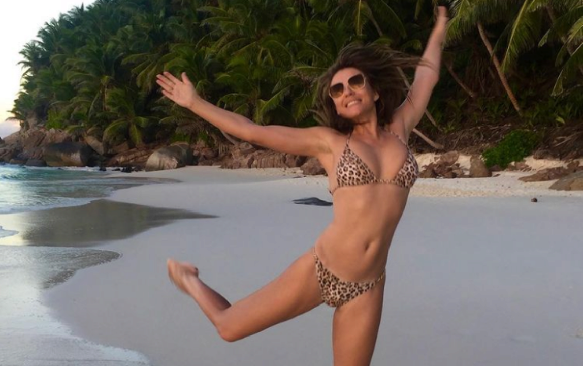 instagram.com/elizabethhurleybeach Элизабет Херли показала, как нежится в джакузи. Видео